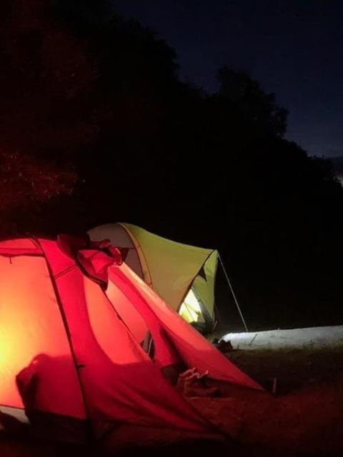 Nuit camping dans la foret