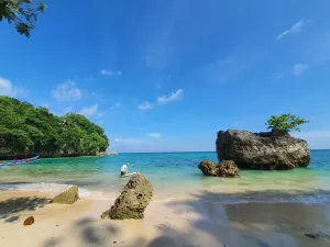 Batu-Karang-di-Pantai-Padang-Padang